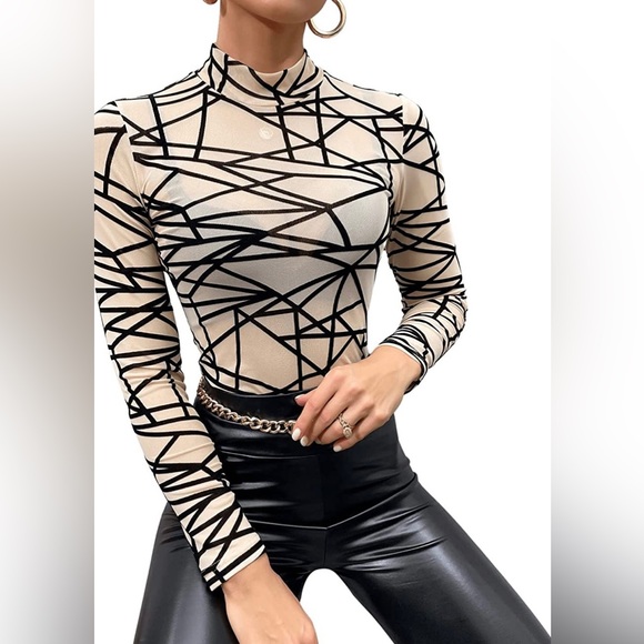 SweatyRocks Women's Mock-Neck Graphic Print Long Sleeve Blouse. Size M - Picture 2 of 7